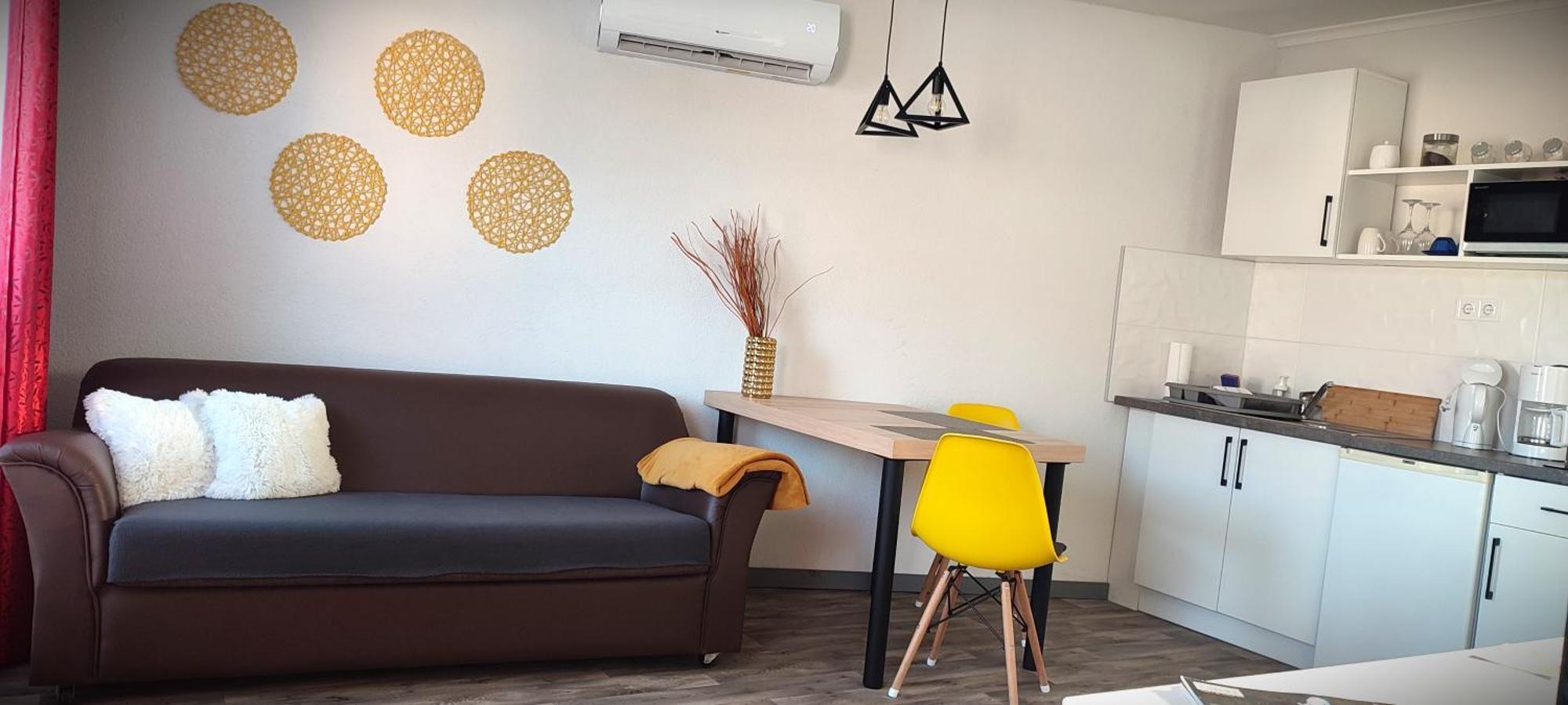 Koller Apartmanhaz Sarvar Luaran gambar