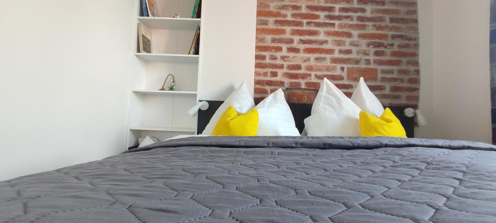 Koller Apartmanhaz Sarvar Luaran gambar